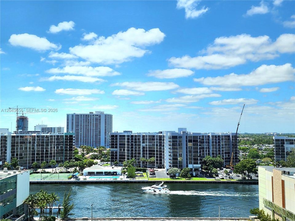 For Sale: $379,000 (1 beds, 1 baths, 1010 Square Feet)