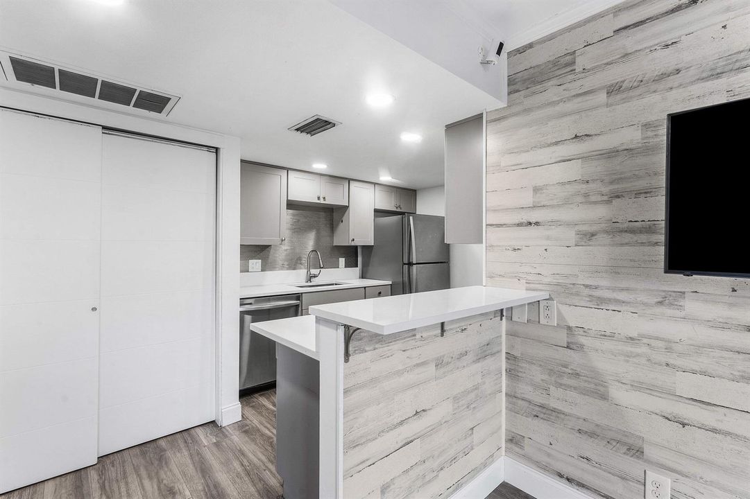 010-612ExecutiveCenterDrive-3107-WestPal