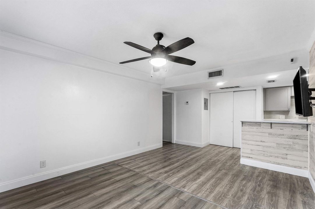 009-612ExecutiveCenterDrive-3107-WestPal