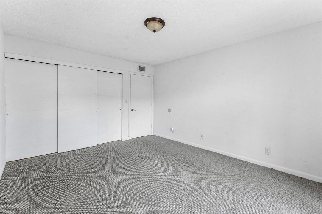 019-612ExecutiveCenterDrive-3107-WestPal