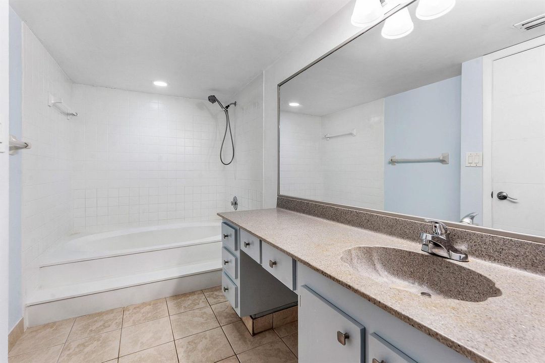 017-612ExecutiveCenterDrive-3107-WestPal