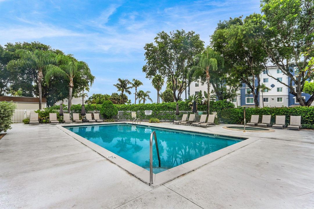 025-612ExecutiveCenterDrive-3107-WestPal