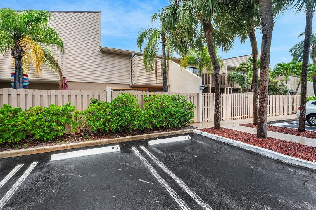 003-612ExecutiveCenterDrive-3107-WestPal