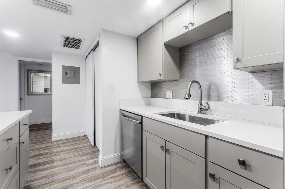 012-612ExecutiveCenterDrive-3107-WestPal
