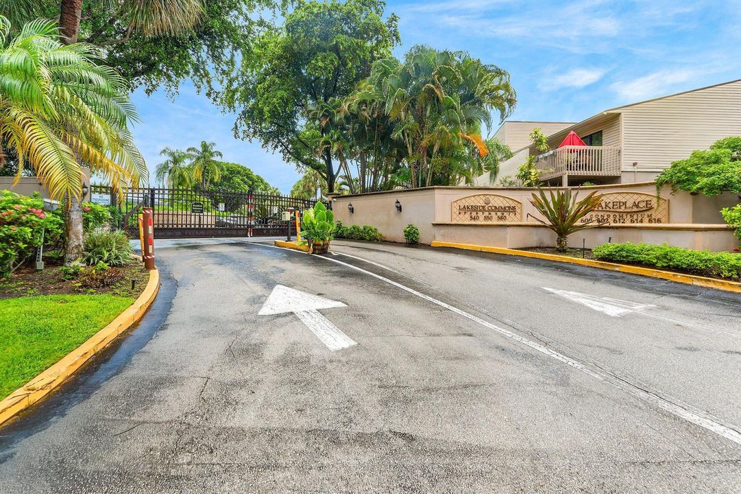 027-612ExecutiveCenterDrive-3107-WestPal