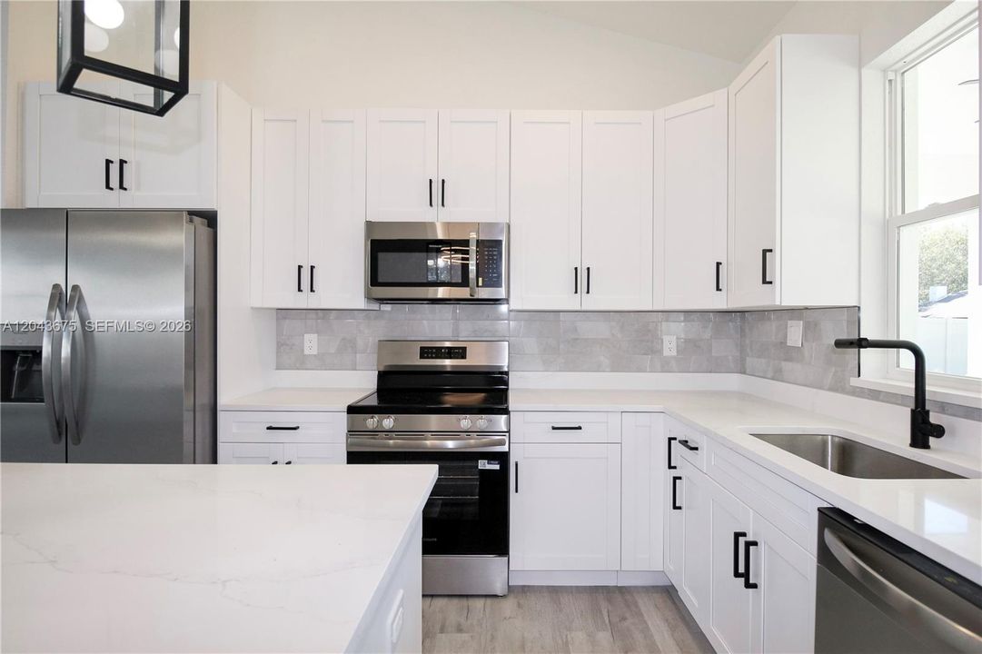 На продажу: $333,490 (3 спален, 3 ванн, 1505 Квадратных фут)