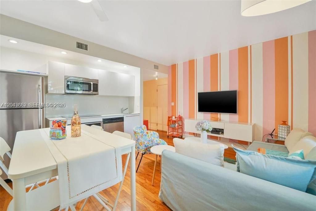 For Rent: $2,800 (2 beds, 2 baths, 820 Square Feet)