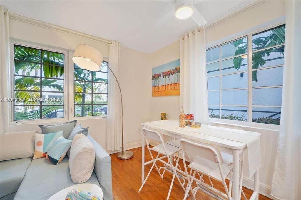 For Rent: $2,800 (2 beds, 2 baths, 820 Square Feet)
