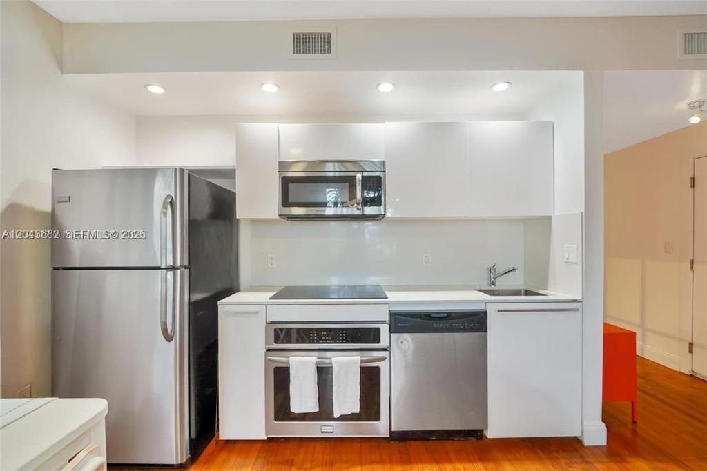 For Rent: $2,800 (2 beds, 2 baths, 820 Square Feet)