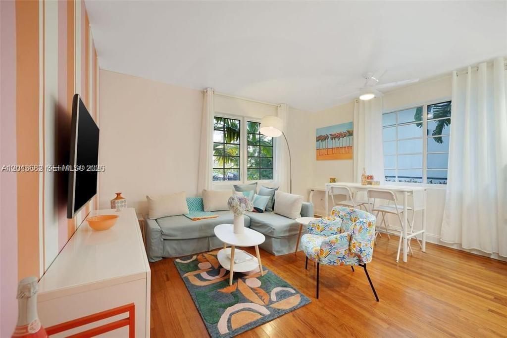 For Rent: $2,800 (2 beds, 2 baths, 820 Square Feet)