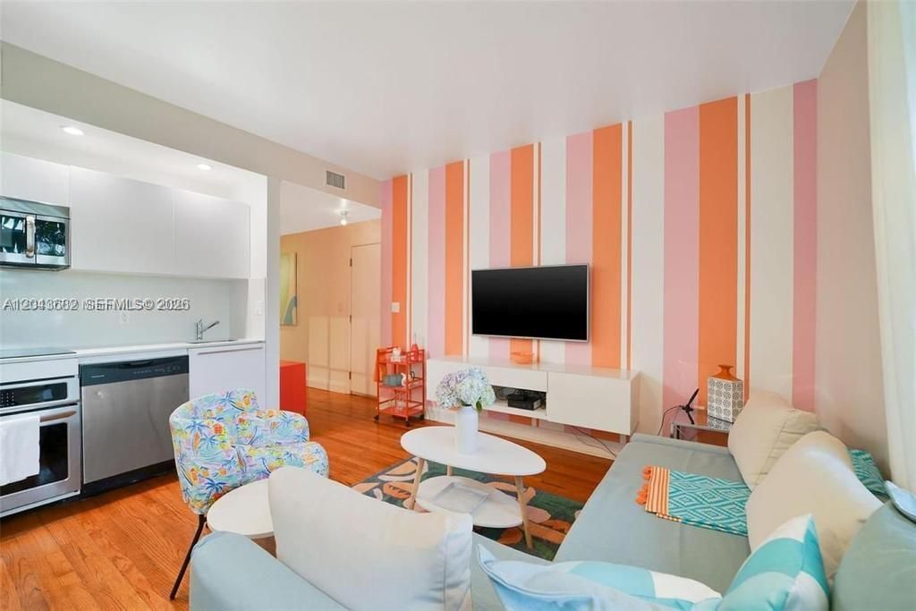 For Rent: $2,800 (2 beds, 2 baths, 820 Square Feet)