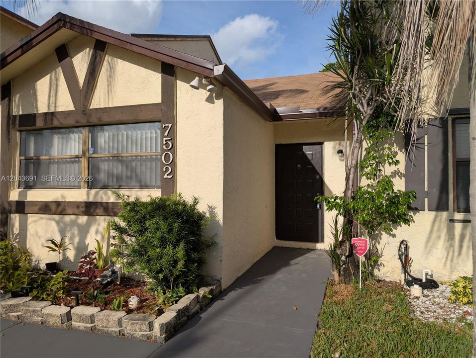 For Rent: $2,000 (2 beds, 2 baths, 1058 Square Feet)