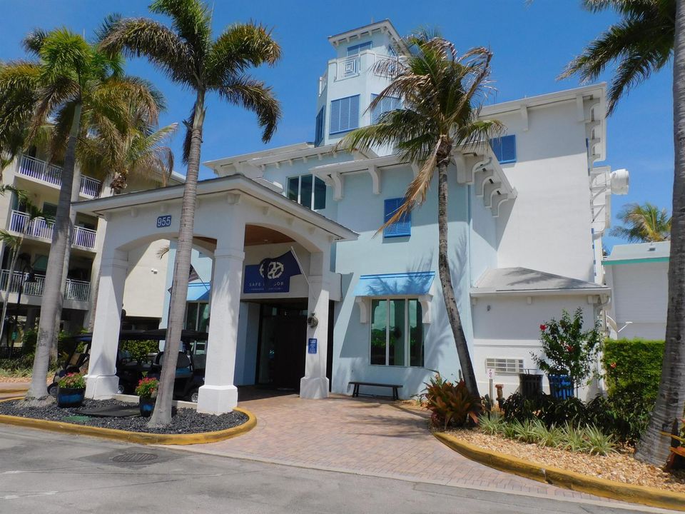 Harborage Yacht Club...