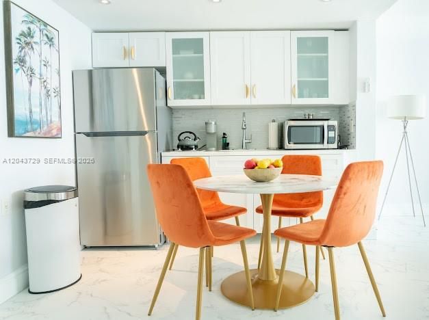 For Sale: $650,000 (1 beds, 1 baths, 696 Square Feet)