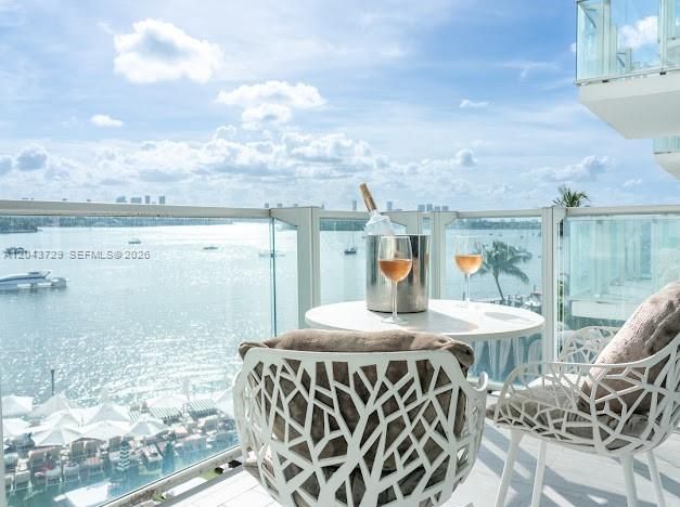 For Sale: $650,000 (1 beds, 1 baths, 696 Square Feet)
