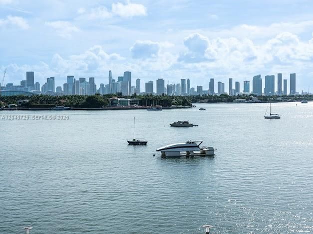 For Sale: $650,000 (1 beds, 1 baths, 696 Square Feet)