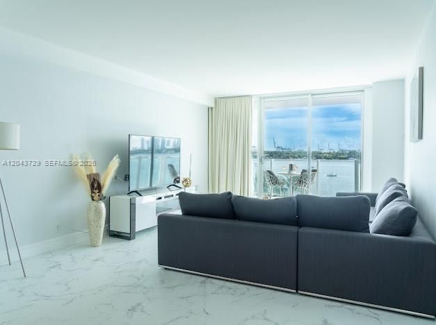 For Sale: $650,000 (1 beds, 1 baths, 696 Square Feet)