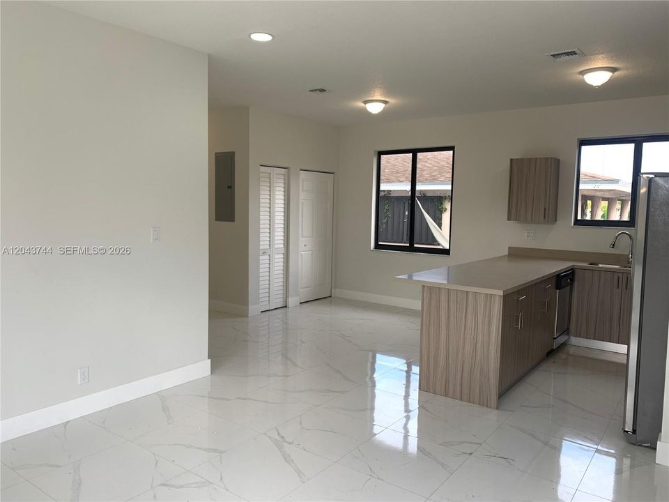 For Rent: $2,875 (3 beds, 2 baths, 912 Square Feet)