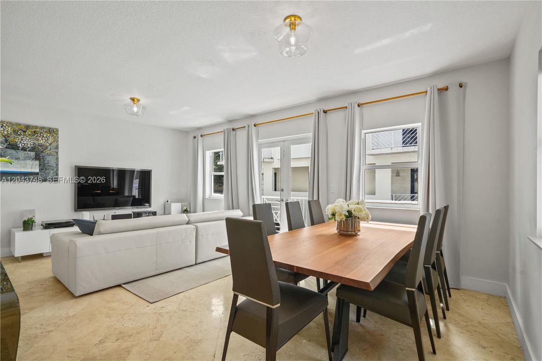 На продажу: $699,999 (2 спален, 2 ванн, 1721 Квадратных фут)