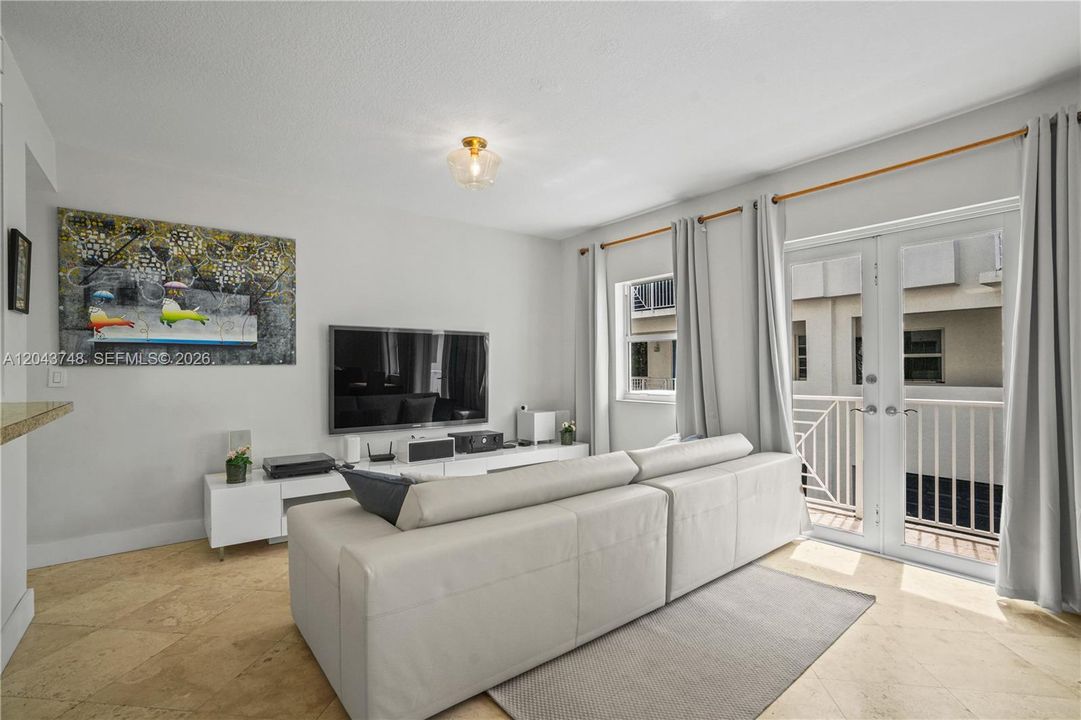 На продажу: $699,999 (2 спален, 2 ванн, 1721 Квадратных фут)