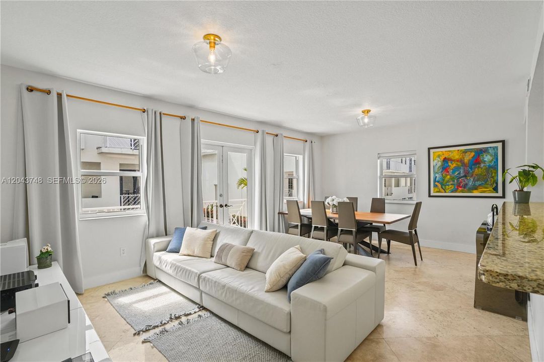 На продажу: $699,999 (2 спален, 2 ванн, 1721 Квадратных фут)