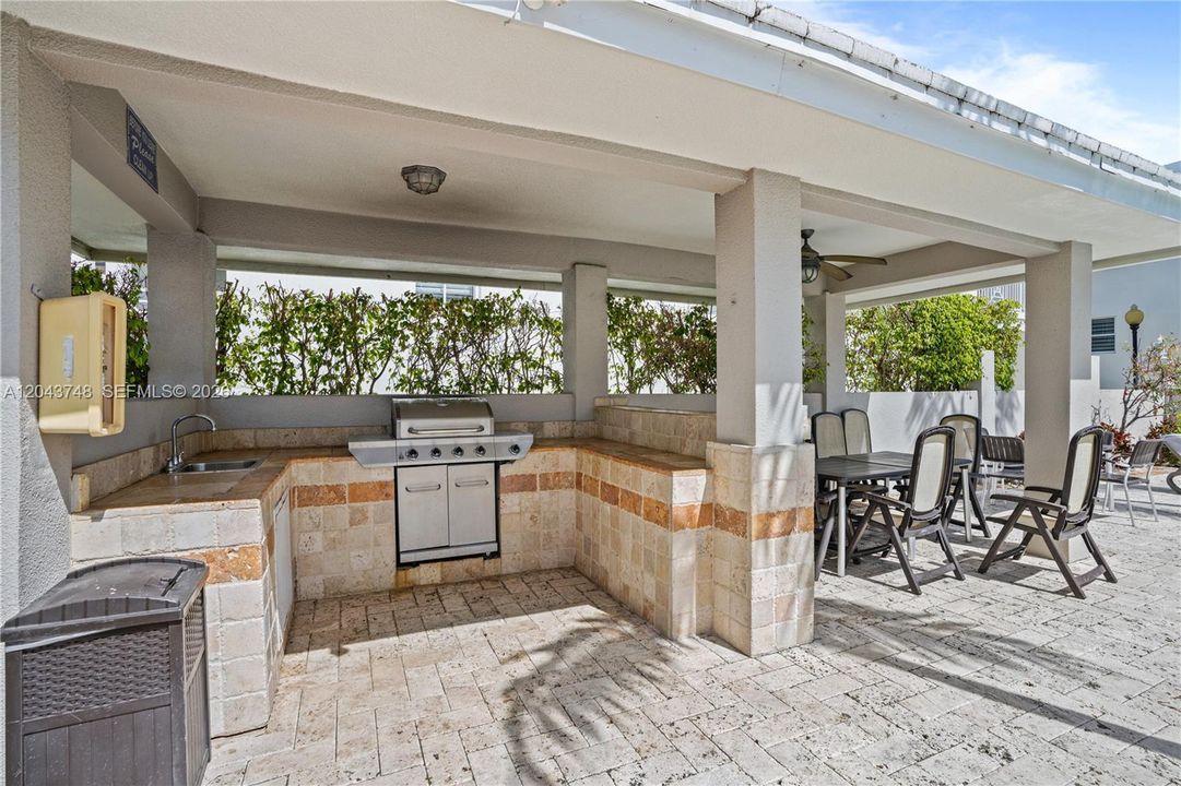 На продажу: $699,999 (2 спален, 2 ванн, 1721 Квадратных фут)