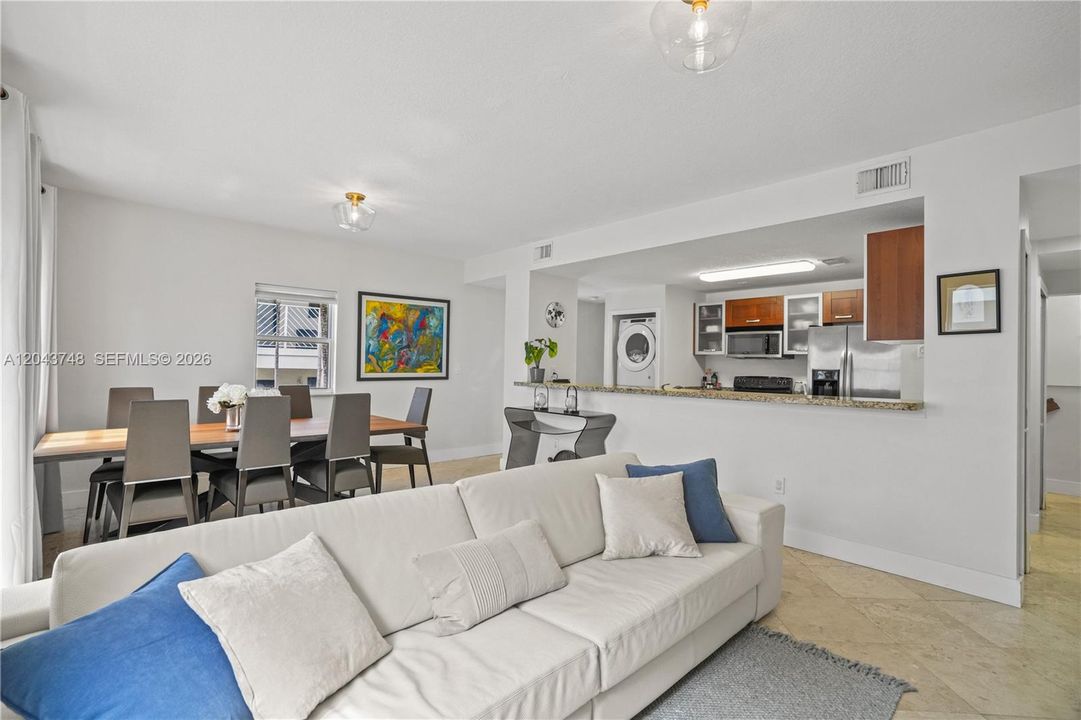 На продажу: $699,999 (2 спален, 2 ванн, 1721 Квадратных фут)