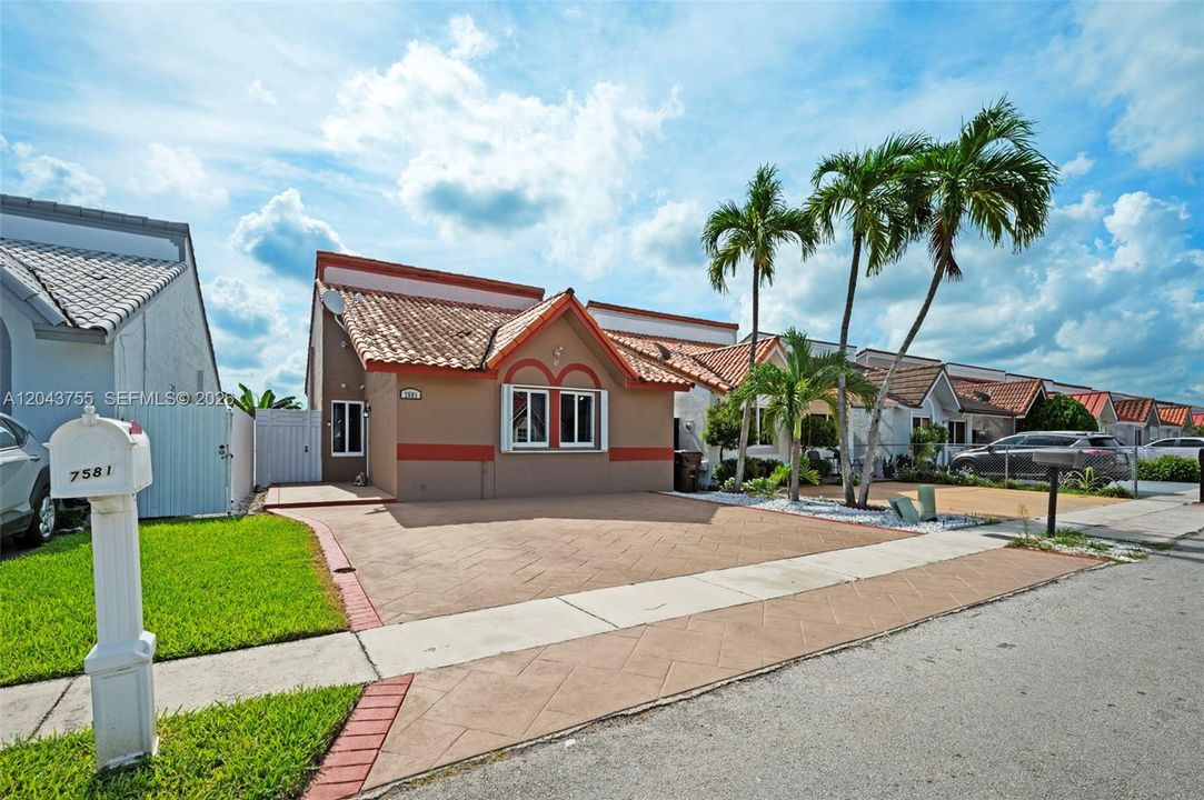 For Sale: $547,000 (3 beds, 2 baths, 1233 Square Feet)