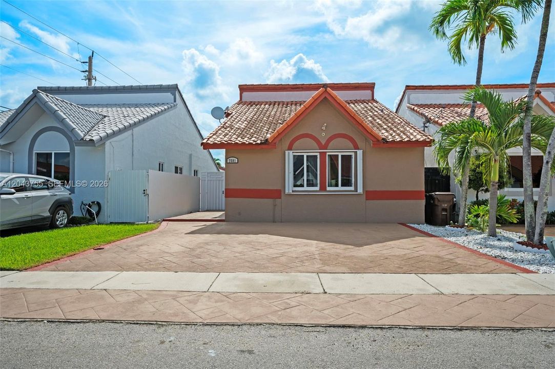 For Sale: $547,000 (3 beds, 2 baths, 1233 Square Feet)