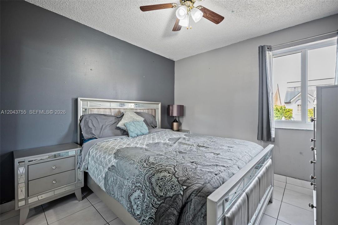 For Sale: $547,000 (3 beds, 2 baths, 1233 Square Feet)