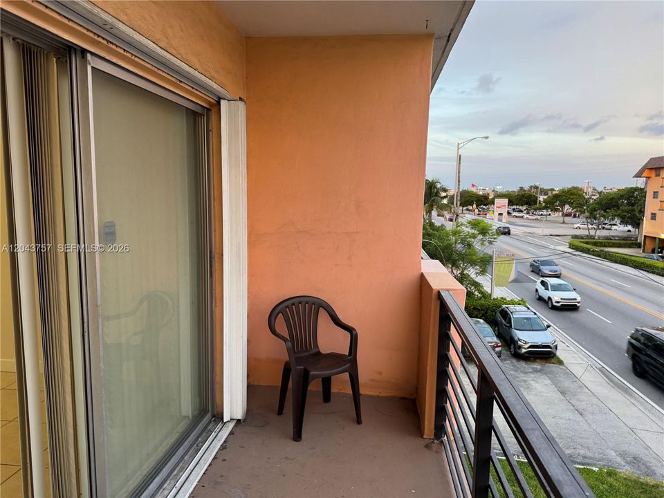For Rent: $1,700 (1 beds, 1 baths, 710 Square Feet)