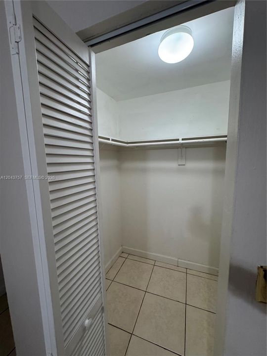For Rent: $1,700 (1 beds, 1 baths, 710 Square Feet)