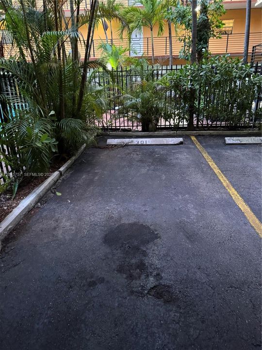 For Rent: $1,700 (1 beds, 1 baths, 710 Square Feet)