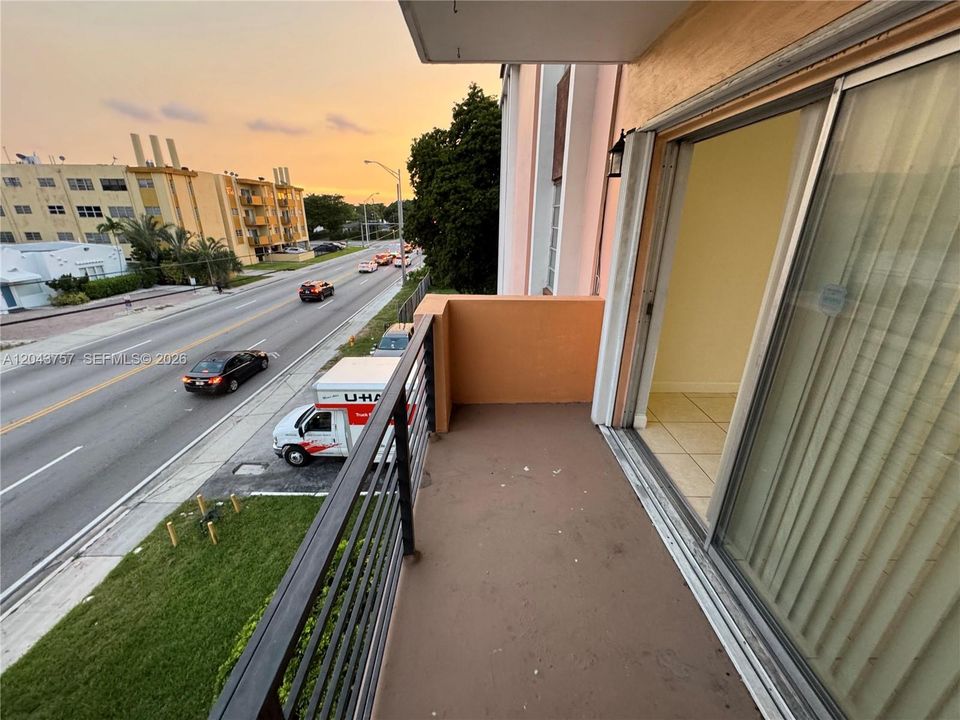 For Rent: $1,700 (1 beds, 1 baths, 710 Square Feet)