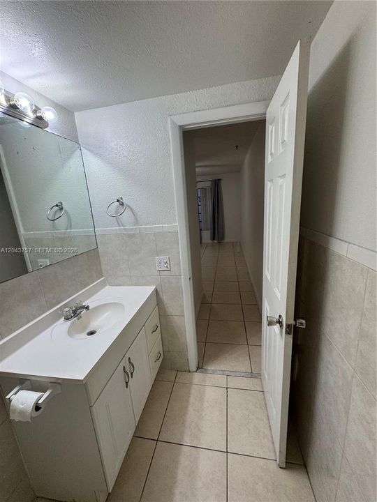 For Rent: $1,700 (1 beds, 1 baths, 710 Square Feet)