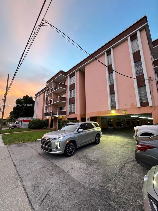 For Rent: $1,700 (1 beds, 1 baths, 710 Square Feet)