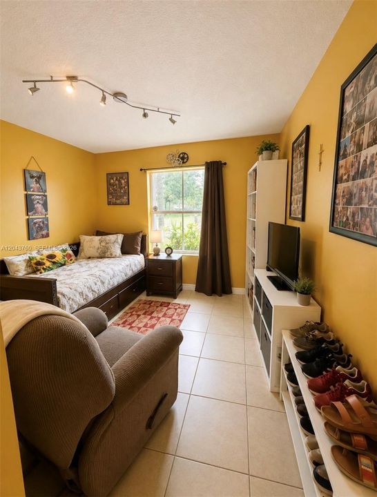For Sale: $830,000 (6 beds, 3 baths, 3064 Square Feet)