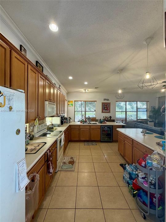For Sale: $830,000 (6 beds, 3 baths, 3064 Square Feet)