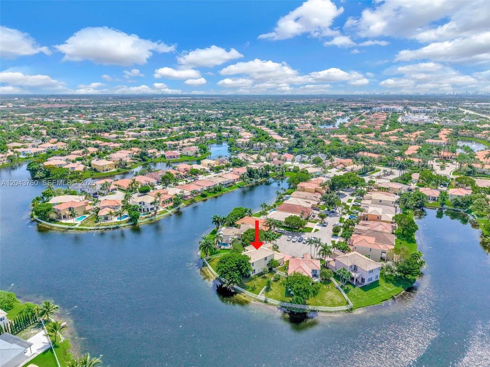 For Sale: $830,000 (6 beds, 3 baths, 3064 Square Feet)
