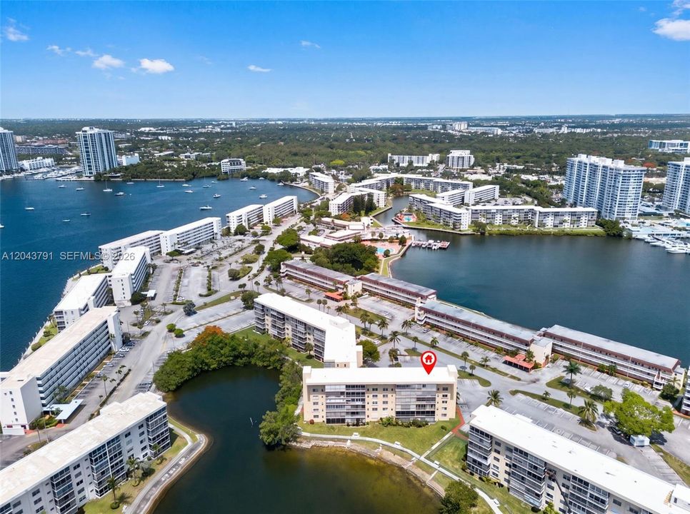 For Sale: $185,000 (1 beds, 1 baths, 817 Square Feet)