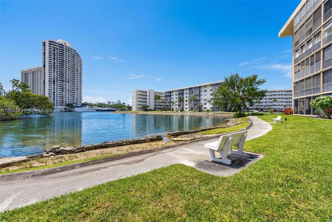 For Sale: $185,000 (1 beds, 1 baths, 817 Square Feet)