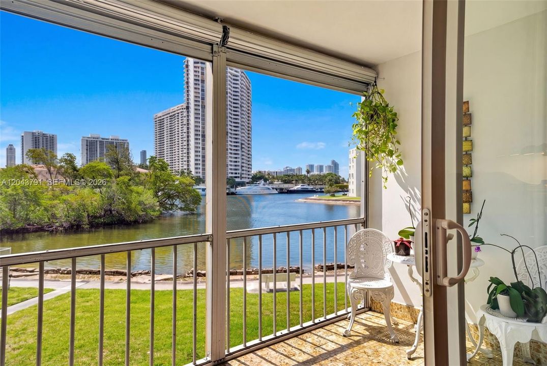 For Sale: $185,000 (1 beds, 1 baths, 817 Square Feet)