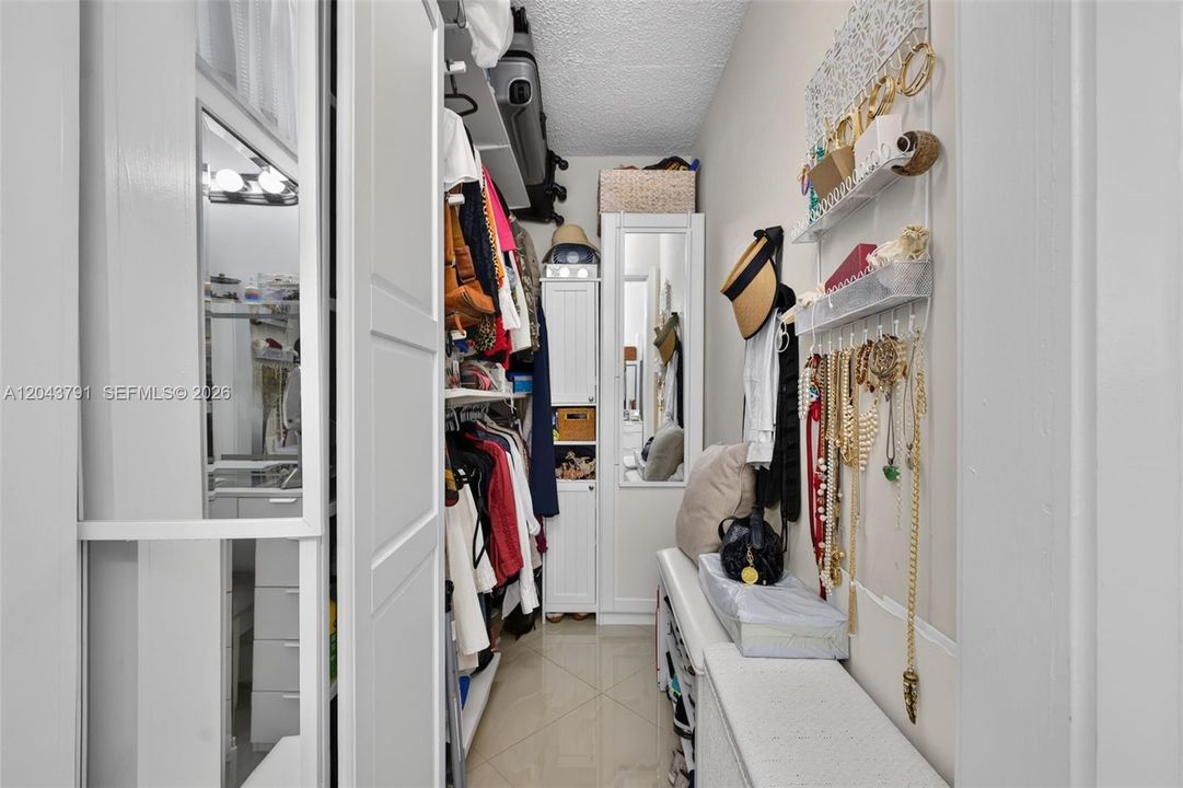 For Sale: $185,000 (1 beds, 1 baths, 817 Square Feet)