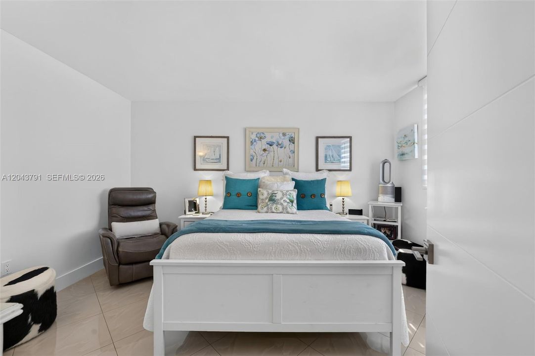 For Sale: $185,000 (1 beds, 1 baths, 817 Square Feet)