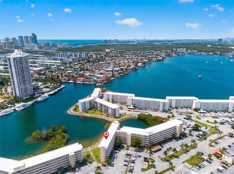 For Sale: $185,000 (1 beds, 1 baths, 817 Square Feet)