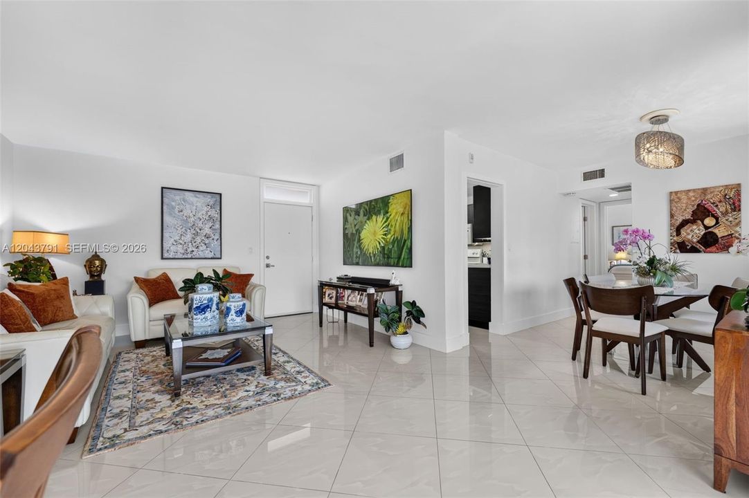 For Sale: $185,000 (1 beds, 1 baths, 817 Square Feet)