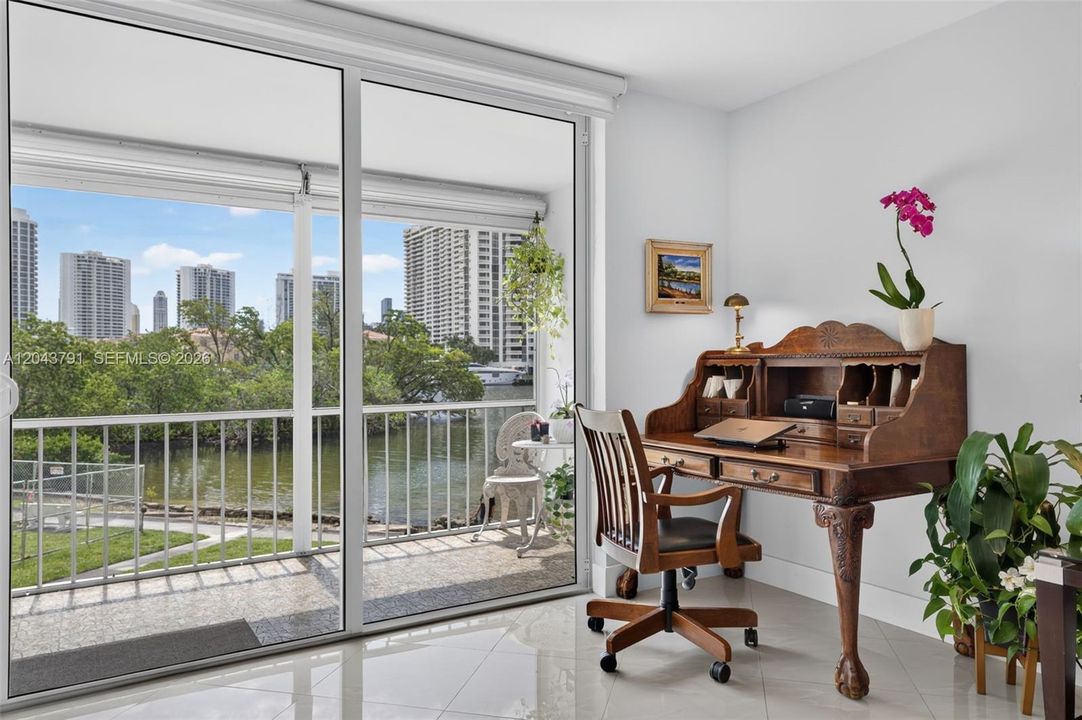 For Sale: $185,000 (1 beds, 1 baths, 817 Square Feet)
