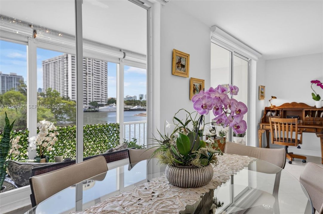 For Sale: $185,000 (1 beds, 1 baths, 817 Square Feet)