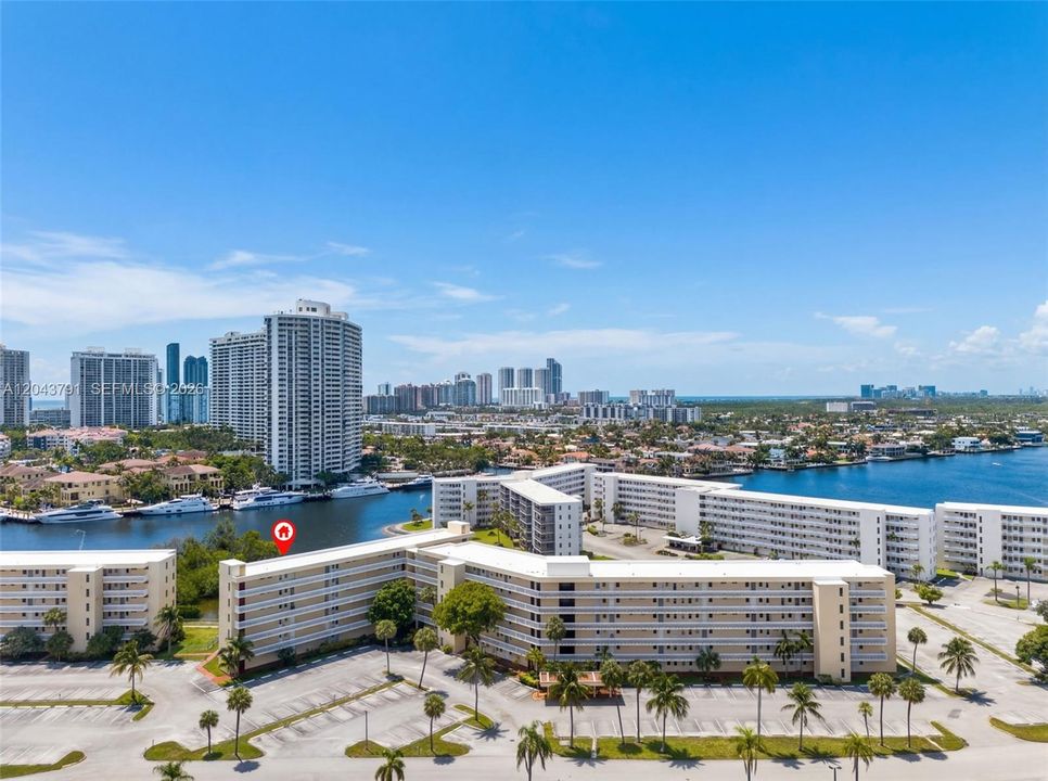 For Sale: $185,000 (1 beds, 1 baths, 817 Square Feet)