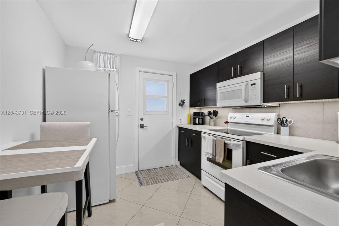 For Sale: $185,000 (1 beds, 1 baths, 817 Square Feet)